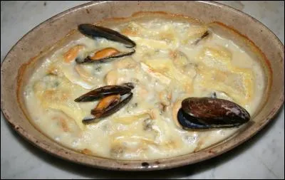 Ces moules sont réalisées avec un peu de farine, des échalotes, du beurre, un jaune d'oeuf, du vin blanc et de la crème, quel est leur nom ?