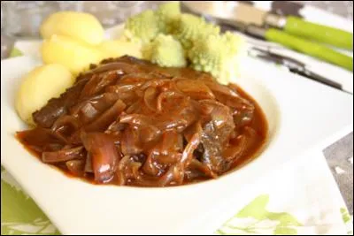 Quel est ce plat de boeuf réalisé avec des morceaux de macreuse ou de paleron cuits à la cocotte, sans vin, avec des oignons ?