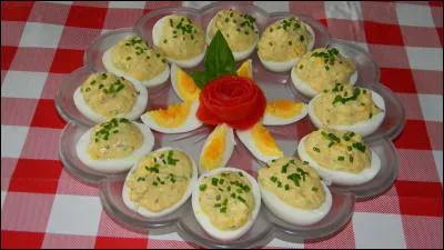 Que sont ces oeufs durs dont le jaune a été enlevé, mélangé avec de la mayonnaise et des herbes, puis replacé dans le blanc ?