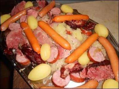 La vraie choucroute ! Vous y trouverez de la palette, du lard, du jambonneau, et des saucisses ! Quelle saucisse n'y trouverez-vous pas ?
