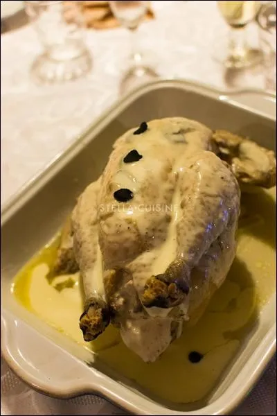 Recette inventée par la Mère Fillioux, puis reprise par la mère Brazier, voici une poule de Bresse, truffée, cuite au bouillon avec carottes, navets, céleri, et nappée d'une sauce crémée :