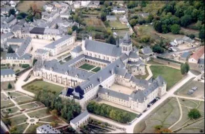 En quelle année Robert d'Arbrissel fonde-t-il l'abbaye de Fontevraud ?