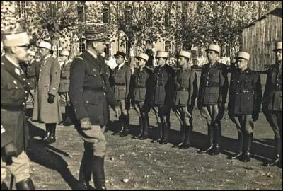 Du 18 au 20 juin 1940, quelles sont les personnes qui ont héroïquement résisté face à un ennemi largement supérieur en nombre à Saumur ?
