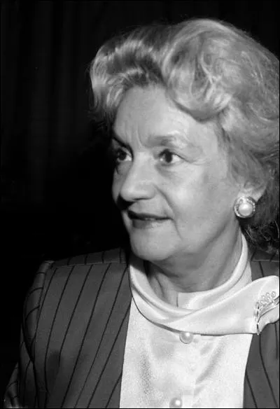 Elle ne fut première dame qu'une année (1989-1990). Son mari portait des lunettes fumées et menait le pays d'une main autoritaire : qui est-elle et de quel pays parle-t-on ?