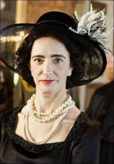 María del Carmen Polo y Martínez-Valdés : voilà un nom aux consonances bien ------ ! De qui était-elle l'épouse ? (Complétez les tirets ! )