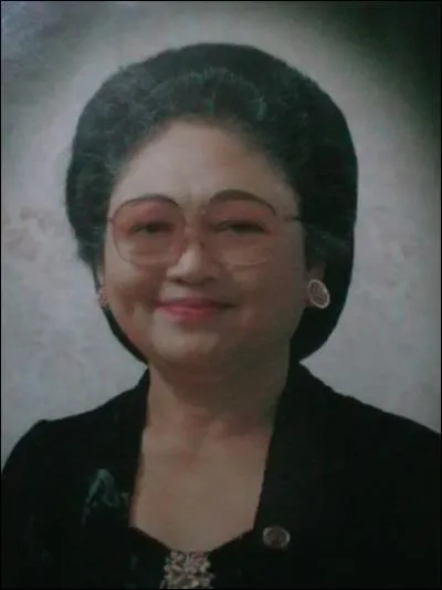 Siti Hartinah était la femme du futur "président" Soeharto, responsable de l'organisation des répressions sanglantes de 1965 (environ 1 million de victimes, communistes ou supposées telles). Quel est ce pays ?