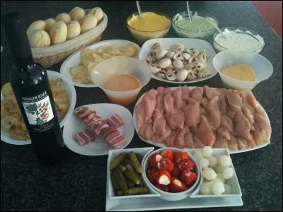 Tout est sur la table pour déguster une fondue à base de morceaux de volailles appelée "fondue bressane" comment la déguste-t-on ?