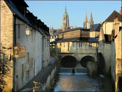Capitale du Bessin, on y trouve une célèbre broderie.