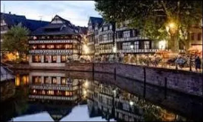 Ville qui évoque les saucisses, Gutenberg, la Marseillaise.