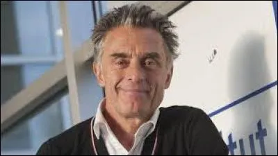 Ce journaliste sportif français a fait sa carrière au sein du service public audiovisuel. Il est le spécialiste du Dakar depuis le début.