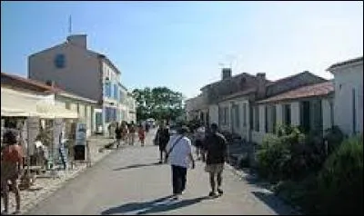 Nous fl&acirc;nons dans les rues de l'Ile-d'Aix. Plus petite commune de Charente-Maritime, elle se situe en r&eacute;gion ...