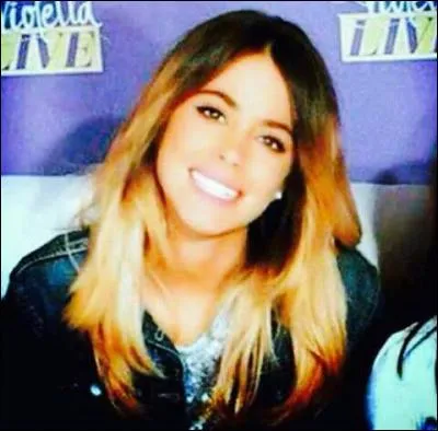 Quelle(s) langue(s) parle-t-elle ?