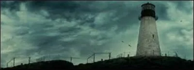 A part le phare, quel bâtiment trouve-t-on sur l'île dans "Shutter Island" de Martin Scorsese ?