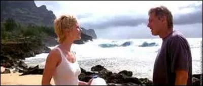 Dans quel film une rédactrice de mode (Anne Heche) se retrouve-t-elle coincée sur une île déserte avec un pilote d'avion bougon (Harrison Ford) ?
