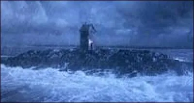 Quels sont les lieux où les Dursley déménagent en pensant que les hiboux de Poudlard ne les trouveraient pas ?