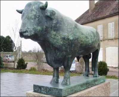 Cette sculpture en bronze est l'oeuvre de François Pompon. Elle est érigée sur la place du marché de la commune où est né l'artiste. Quelle est cette cité connue également pour son célèbre restaurant ?