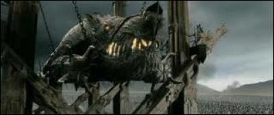 Avec quoi les troupes ennemies renversent-elles la porte de Minas Tirith ?