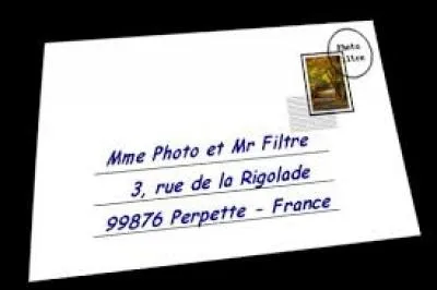 Que colle-t-on sur l'enveloppe, si elle doit passer par la poste ?