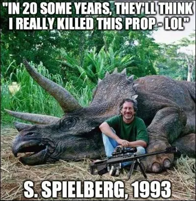 Steven Spielberg qui est capable du meilleur comme du pire (sur la photo, il déclare que dans 20 ans tous croiront qu'il a vraiment tué ce dinosaure...Oui on est des cons, Steven ! ) Donc aura-t-il raison de se réjouir de devenir un dinosaure de 70 ans cette année ?