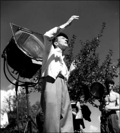 Revenons au cinéma et à un film qui m'obsède, un des meilleurs de tout le cinéma français d'autrefois : "La Belle et la Bête" de Cocteau. Ce film aura-t-il vraiment 70 ans cette année ?