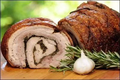 Quelle est cette spécialité culinaire préparée avec un cochon de lait désossé par le ventre puis farci de sa chair, avant d'être recousu et rôti ?