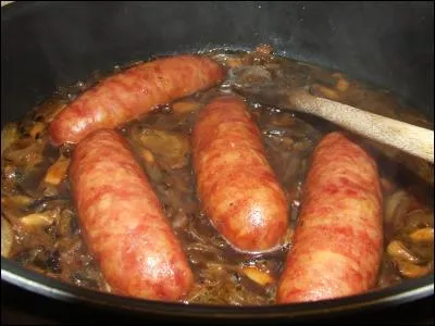 Que sont ces saucisses typiquement savoyardes, préparées au vin blanc avec des oignons ?