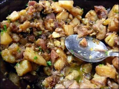 Plat traditionnel dauphinois des "repas de cochon" dont la tradition s'est perdue, ce mets se nomme "les jailles", dans quoi sont prélevés ces morceaux de porc ?