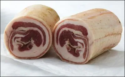 Quelle est cette charcuterie à base de poitrine de porc salée, poivrée et séchée ?