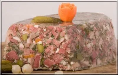 Quelle charcuterie à base de porc cuit avec carottes, cornichons, échalotes, et moulée en gelée, vous est présentée ?
