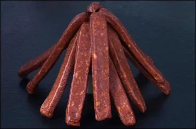 Quel est le nom de cette saucisse alsacienne à la forme bien particulière, réalisée à base de gras de boeuf ou de porc ?