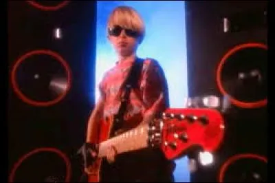 Comment s'appelle l'acteur que l'on voit faire semblant de jouer de la guitare électrique dans sa chambre au début du clip vidéo de la chanson "Black or White" de Michael Jackson ?