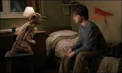 Dans le film "Harry Potter et la Chambre des secrets", quelle créature apparaît dans la chambre d'Harry lorsqu'il est chez sa tante ?