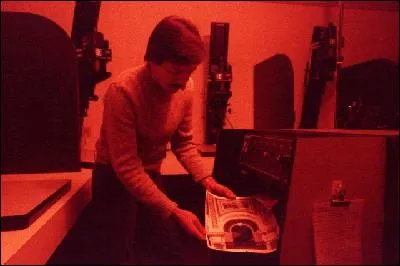 Comment nomme-t-on la pièce où l'on plonge des photographies dans un bain chimique ?