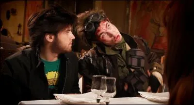 En faisant la grimace et en se frottant le ventre, que doivent-ils dire pour la mission ?