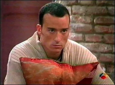 Il vient d'une famille modeste. Il est entré dans l'école, même s'il s'est fait recalé en arrivant en retard à la dernière épreuve. Qui est-ce ?