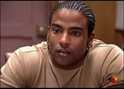 Il aura une aventure avec Lola. D'abord cuisinier à l'école, il y deviendra élève. Qui est-ce ?