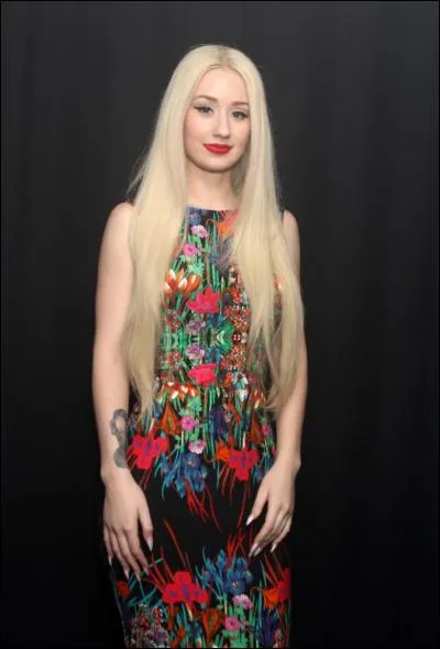 Sa belle et longue chevelure est...