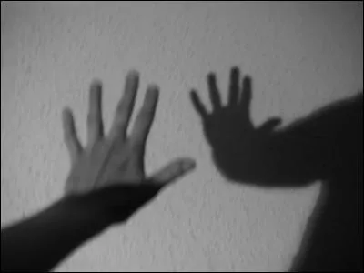 La personne à qui elle parle la/l'...