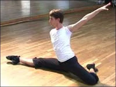 Écart en pliant une jambe derrière.