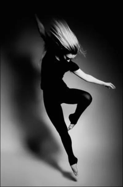 Départ de la cinquième, dégager, piquer, ramener l'autre pied dessus et tourner, puis refermer en cinquième.