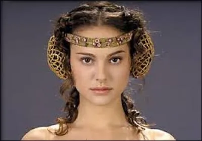 L'actrice qui a joué Padmé Amidala (épisodes I, II et III) s'appelle Natalie Portman.