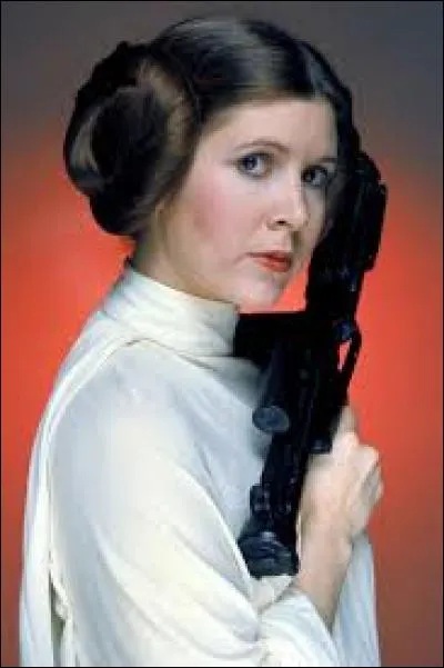L'actrice qui a joué Leia Skywalker et après Solo (épisodes IV, V, VI et VII) s'appelle Carrie Fisher.