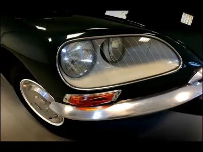 1973 > Voici l'un des ultimes modèles de DS, la 23 Pallas. Parmi les innovations techniques, laquelle n'est pas visible si personne n'est dedans ?