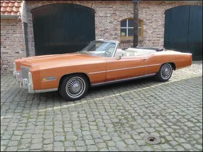 1975 > Longue comme un jour sans pain, voici la Cadillac Eldorado Convertible et son moteur de 8, 2 litres ! Mais qu'entend-on par "Convertible" ?
