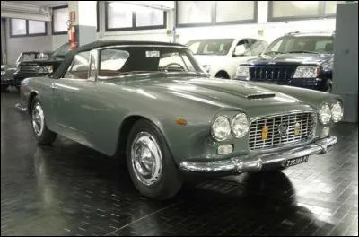 1963 > Lancia est en ce temps-là une marque à part entière. Ses voitures se veulent généralement luxueuses. Quelle est celle-ci, dans le haut de gamme ?