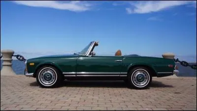1970 > Ce coupé décapotable porte le nom de "Pagode". Quelle marque l'a construit ?