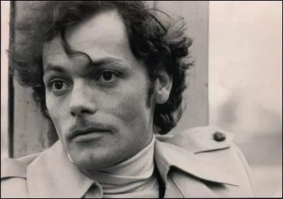 Au côtés de qui Patrick Dewaere tourne-t-il dans le film "Adieu Poulet" ?