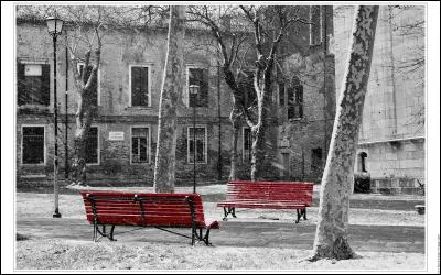 Complétez les paroles de Brassens : Les amoureux qui s'bécotent sur les bancs publics en s'foutant pas mal..."