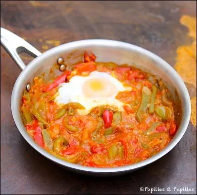 Quel est ce plat à base de tomates, légumes, et de piments ?