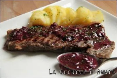 Avec quelle sauce au vin rouge et à la moelle, additionnée d'échalotes et de thym, est nappée cette entrecôte ?